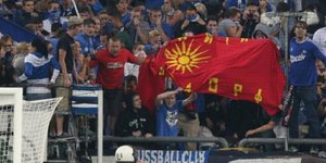 Πρόκληση από τους φιλάθλους της Σάλκε – Σήκωσαν σημαία με τον Ηλιο της Βεργίνας 