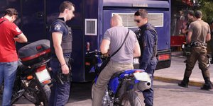 Βίντεο από την αστυνομική επιχείρηση στο Πέραμα - Ερευνες για τον εντοπισμό των 