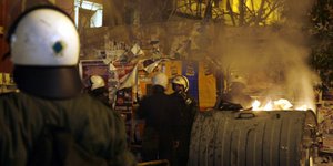Ζημιές στα Εξάρχεια -Από μολότοφ που πέταξαν στα ΜΑΤ