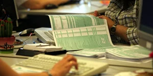 Το 2015 η υποχρέωση υποβολής φορολογικής δήλωσης τον Απρίλιο -Διευκρινίσεις Μαυρ