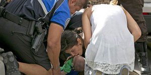 Το «φιλί της ζωής» στη μέση ενός αυτοκινητόδρομου έσωσε ένα βρέφος 5 μηνών [εικό