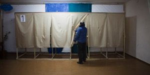 Ανοιξαν οι κάλπες για το δημοψήφισμα στην Κριμαία -Yπό το βλέμμα των Ρώσων στρατ