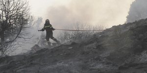 Σε ύφεση η πυρκαγιά στην Κερατέα -Ξεκίνησαν ξανά οι ρίψεις νερού