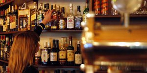 «Μπόμπες» από τη Βουλγαρία στη Θεσσαλονίκη -Κατασχέθηκαν 1.974 φιάλες με λαθραία