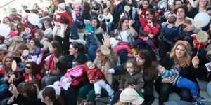 Μαμάδες σε όλη την Ελλάδα θήλασαν δημόσια και έστειλαν το δικό τους μήνυμα [εικό