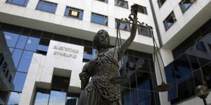 Στον «αέρα» οι μειώσεις σε όλα τα ειδικά μισθολόγια – Μαύρη τρύπα 1