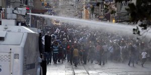 Δακρυγόνα και αντλίες νερού ξανά στην πλατεία Ταξίμ – Ανοιξε για λίγες ώρες το π