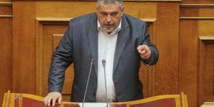Επιασαν βουλευτή της Χρυσής Αυγής με το όπλο του αστυνομικού του