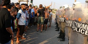 Περίπου 100 με 150 άτομα συνεπλάκησαν μεταξύ τους