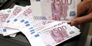 Πώς θα φορολογηθούν τα εμβάσματα προς το εξωτερικό 