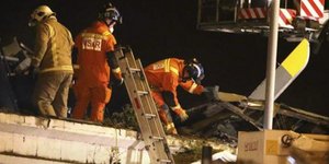 Θρήνος στη Γλασκόβη -Οχτώ οι νεκροί από τη συντριβή ελικοπτέρου της Αστυνομίας σ