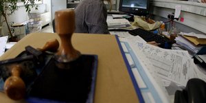 Μαστίγιο και καρότο για φοροφυγάδες και οφειλέτες -Αμεσες κατασχέσεις και αλλαγέ