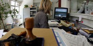 Μειώσεις στην αποζημίωση των δημοσίων υπαλλήλων -Τι αλλάζει για τους διαθέσιμους