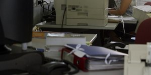 Ελεγχος για μίζες σε 5.260 δημόσιους υπαλλήλους -«Δωράκια» και μαύρο χρήμα