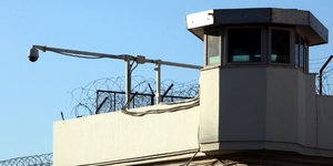 Φόβοι για μαζική απόδραση βαρυποινιτών και τρομοκρατών από τις φυλακές 