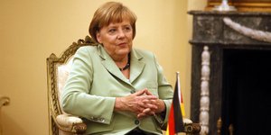 Ο Σρέντερ κουνάει το δάχτυλο στην Μέρκελ: Ατολμη τη χαρακτηρίζει ο προκάτοχός τη