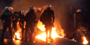 Νέα επίθεση με μολότοφ στα ΜΑΤ έξω από τα γραφεία του ΠΑΣΟΚ