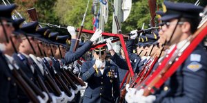 «Ντρίπλα» της κυβέρνησης στους ένστολους -Βάζει ρήτρα αξιόμαχου στον υπολογισμό 