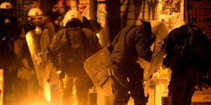 Μολότοφ και «μάχη» αστυνομικών με ομάδα αγνώστων στα Εξάρχεια