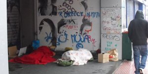 Εκτακτα μέτρα των δήμων για την προστασία αστέγων από το κύμα ψύχους 