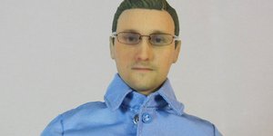 H Barbie μπορεί να βγει... ραντεβού με τον Εντουαρντ Σνόουντεν -Οι Αμερικανοί το