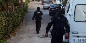 Ακόμη και σε μοναστήρι ψάχνουν το κρυμμένο οπλοστάσιο της Χρυσής Αυγής 