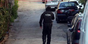 Βρήκαν υπολείμματα της «αδέσποτης» ρουκέτας στη Βαρυμπόμπη -Εσωτερική έρευνα στη