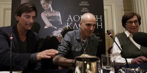 Χαμογελαστός με ξυρισμένο κεφάλι