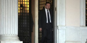 Η ώρα της κρίσης: Η Τρόικα ανοίγει τα χαρτιά της στο Στουρνάρα