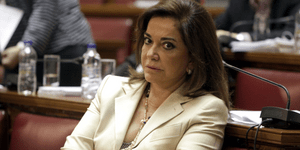 H Ντόρα Μπακογιάννη πήγε για debate στην Οξφόρδη με έναν λόρδο κι έναν ευρωσκεπτ