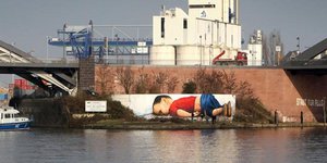 Ισπανία: Το πλοίο γερμανικής MKO για πρόσφυγες βαφτίστηκε «Αϊλάν Κούρντι»	