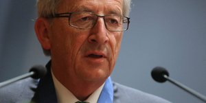 Πυρ και μανία με τους Βρετανούς ο Γιούνκερ: Δεν θα πέσω στα γόνατα μπροστά τους