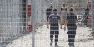 Στο απροχώρητο η κατάσταση στο κέντρο μεταναστών Σάμου -Μόλις τέσσερις αστυνομικ