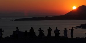 Ο Guardian κάνει βόλτα στην «Αθηναϊκή ριβιέρα» και διαπιστώνει: Κάτι έχει αλλάξε