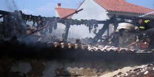 Εκανε στάχτη το σπίτι του στη Ναύπακτο και πέταξε το αυτοκίνητό του σε γκρεμό