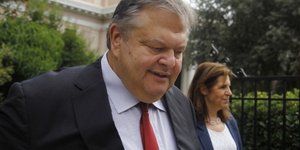 «Πόλεμος» ΣΥΡΙΖΑ με κυβέρνηση και ΠΑΣΟΚ