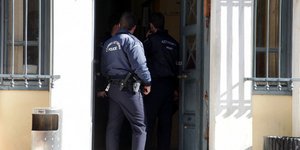 Εκτός κινδύνου η δικαστική υπάλληλος την οποία μαχαίρωσε κρατούμενος στα δικαστή