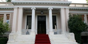 Στο Μαξίμου Στουρνάρας και Σταϊκούρας -Σύσκεψη με τον Σαμαρά για την Τρόικα