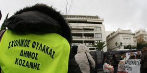 Απολύονται σχολικοί φύλακες και δημοτικοί αστυνομικοί -Οι πρώτοι από τους διαθέσ