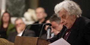 Στο νοσοκομείο εισήχθη ο Μίκης Θεοδωράκης 		