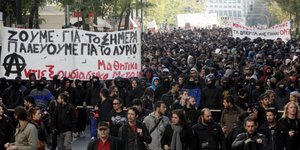 Τριάντα προσαγωγές για τα επεισόδια στην πορεία για τον Αλέξη Γρηγορόπουλο