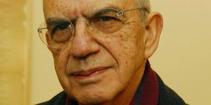 «Ντροπή στον επαίσχυντο Μένη Κουμανταρέα»: δημιουργήθηκε γκρουπ διαμαρτυρίας στο