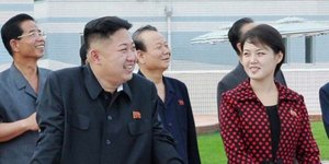 O ηγέτης της Βόρειας Κορέας αποκάλυψε ότι η γυναίκα-μυστήριο είναι η σύζυγός του