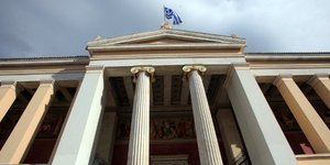 Στη Βουλή η μηνυτήρια αναφορά για τη διαθεσιμότητα των διοικητικών υπαλλήλων στα