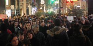 Πλημμύρισε με κόσμο το κέντρο στη «Λευκή νύχτα» της Αθήνας [εικόνες]