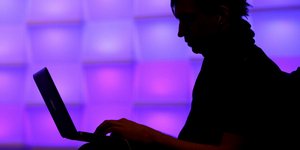 Επιασαν 19χρονο «σούπερ χάκερ» - Από το υπνοδωμάτιό του έβγαζε 40.000 ευρώ το μή