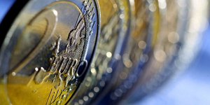 Βίρτσαφτσμπλατ: Καλύτερα να παγώσει ή να διαγραφεί το ελληνικό χρέος παρά να ξεσ