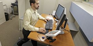 Τέρμα οι καρέκλες στα γραφεία – Οι Αμερικανοί κάνουν διάδρομο ή ποδήλατο όσο δου