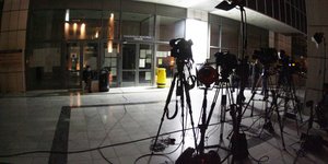 Οι δημοσιογράφοι κατέβασαν τα μικρόφωνα για τον Κασιδιάρη -Τα άφησαν μπροστά στα