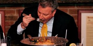 Με... χρυσό πιρούνι τρώει ο δήμαρχος Νέας Υόρκης -Πουλήθηκε για 2.500 δολάρια σε